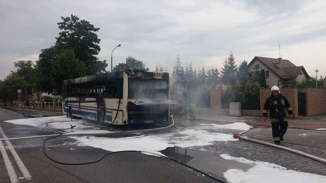 FOTO, FILM: Autobus stanął w płomieniach. Przyczyny powstania pożaru nie są znane