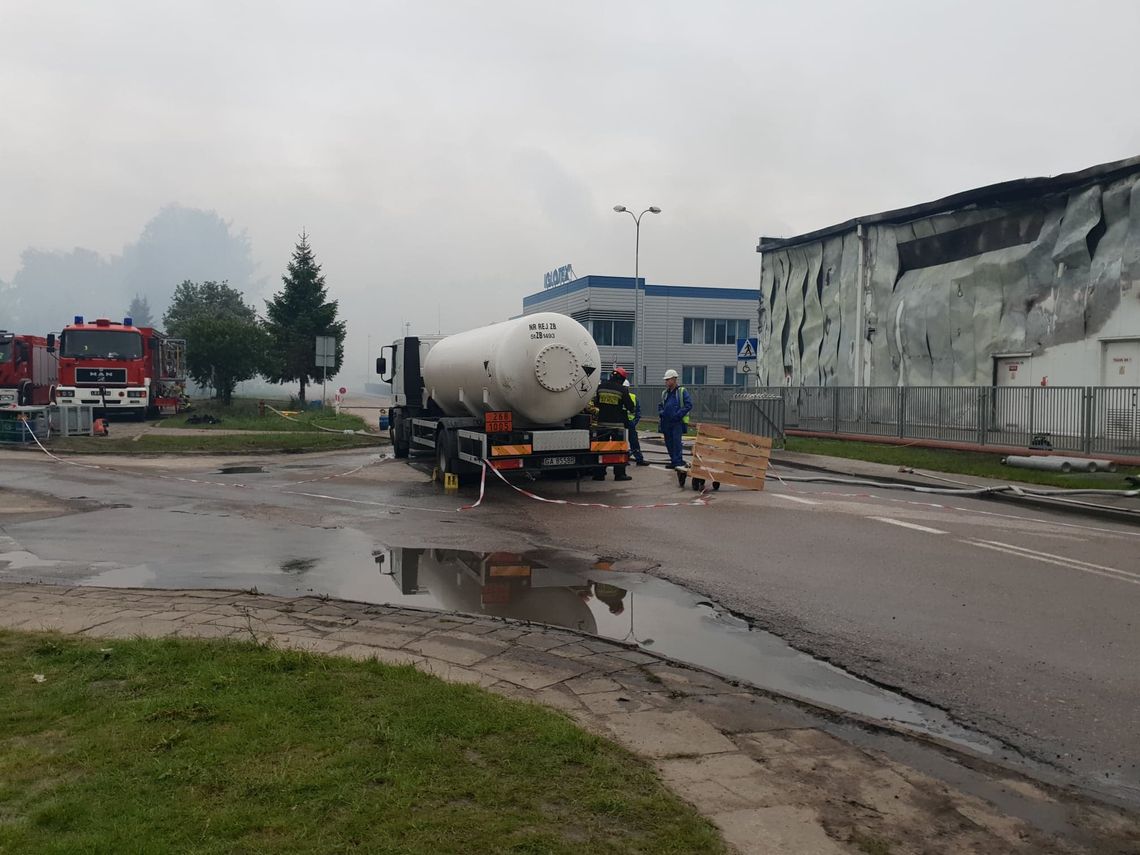 (FOTO, FILM) Najświeższe informacje ze Skórcza. Na miejscu wciąż trwa akcja gaśnicza. Przeczytajcie oświadczenie Grupy Iglotex