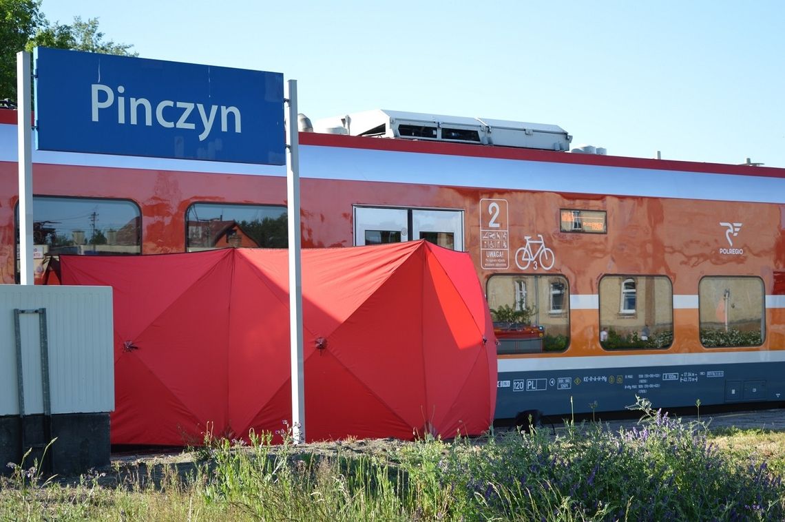(FOTO, FILM) PILNE: Tragiczny wypadek w Pinczynie. 17-letnia dziewczyna wpadła pod pociąg. Na miejscu pracują śledczy i prokurator