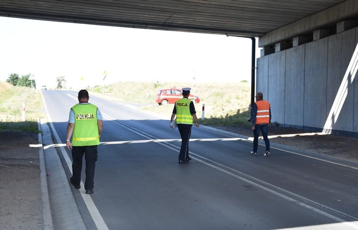 FOTO, FILM: Policjanci analizowali przyczyny i okoliczności wypadku drogowego FOTO, FILM: Policjanci analizowali przyczyny i okoliczności wypadku drogowego
