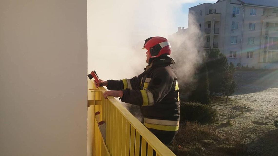 FOTO, FILM: Pożar w bloku  na Osiedlu Piastów. Strażacy ewakuowali 41 mieszkańców 