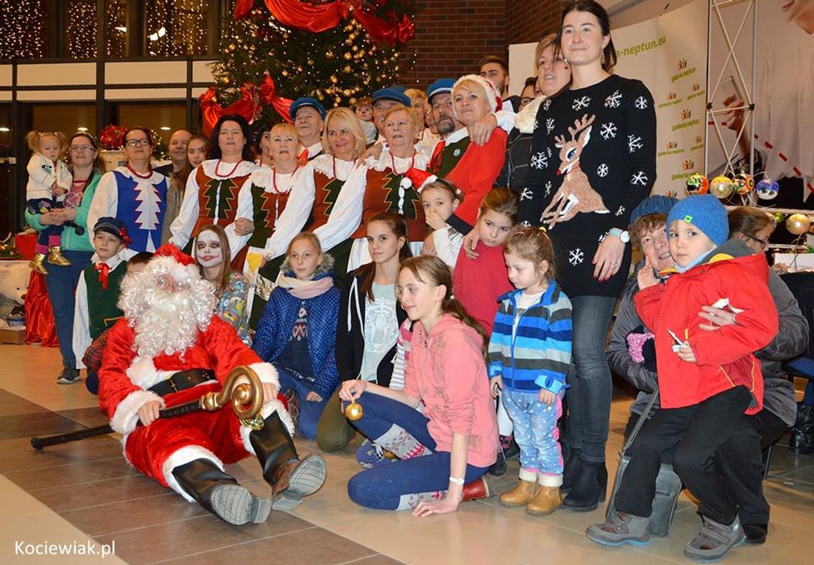 FOTO, FILM: Rodzinne malowanie w świątecznej atmosferze FOTO, FILM: Rodzinne malowanie w świątecznej atmosferze