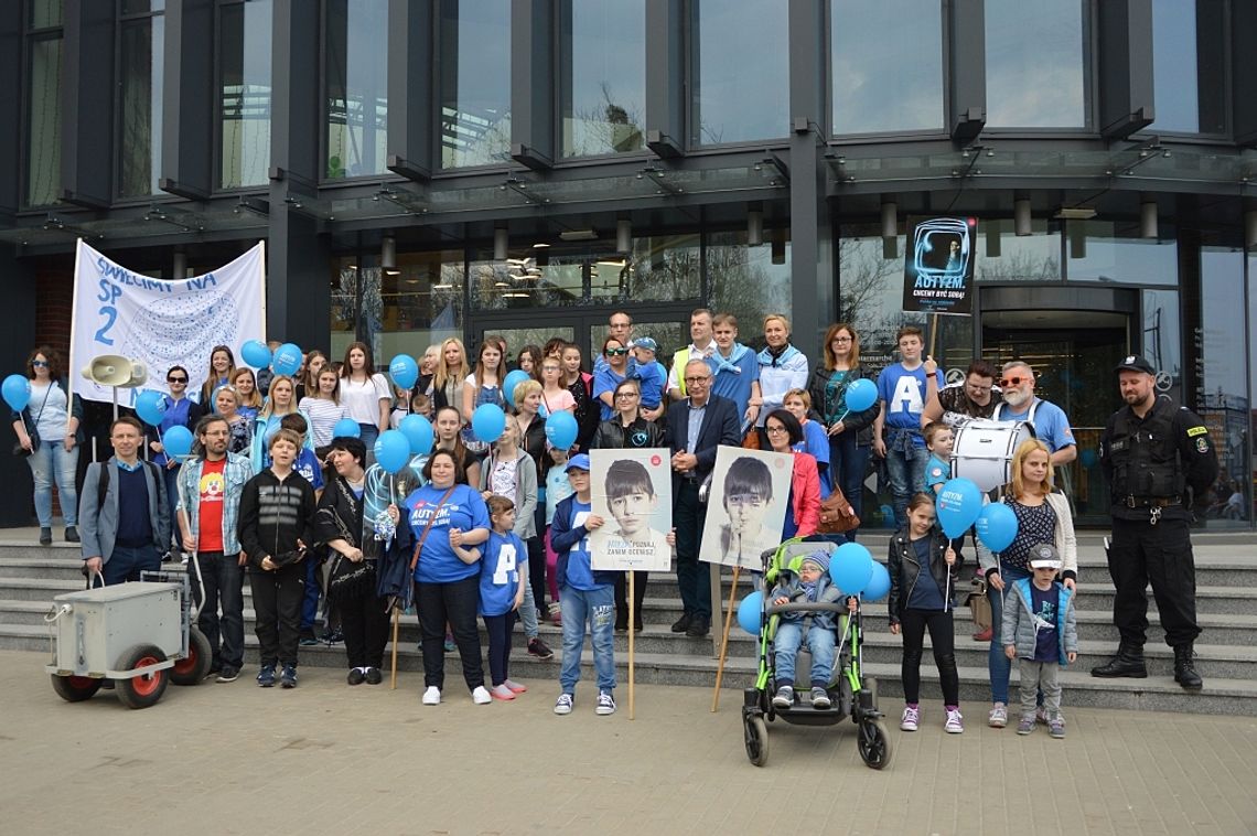 FOTO, FILM: Światowy Dzień Świadomości Autyzmu - obchody w Starogardzie Gdańskim FOTO, FILM: Światowy Dzień Świadomości Autyzmu - obchody w Starogardzie Gdańskim