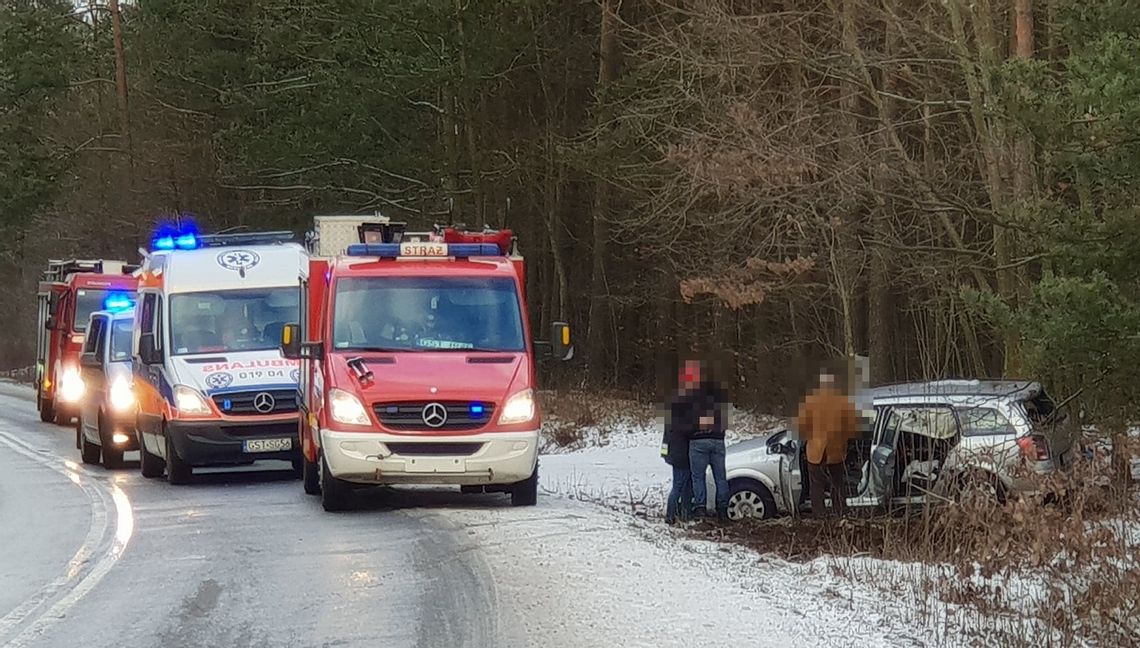 FOTO, FILM: Wypadek na trasie Starogard Gd. – Lubichowo. Samochód wjechał do rowu 