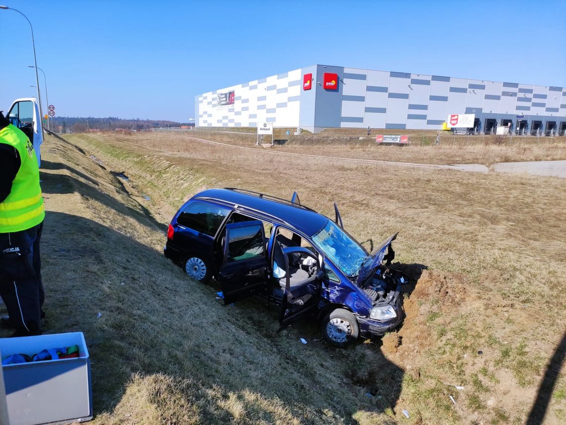[FOTO] Groźny wypadek na DK 22. Zderzyły się dwa pojazdy w tym auto przewożące Ukraińców 