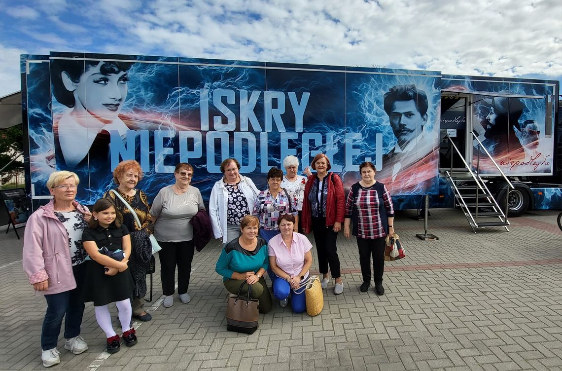[FOTO] „Iskry Niepodległej” w Zblewie. Multimedialny bus zaparkował na placu 700-lecia