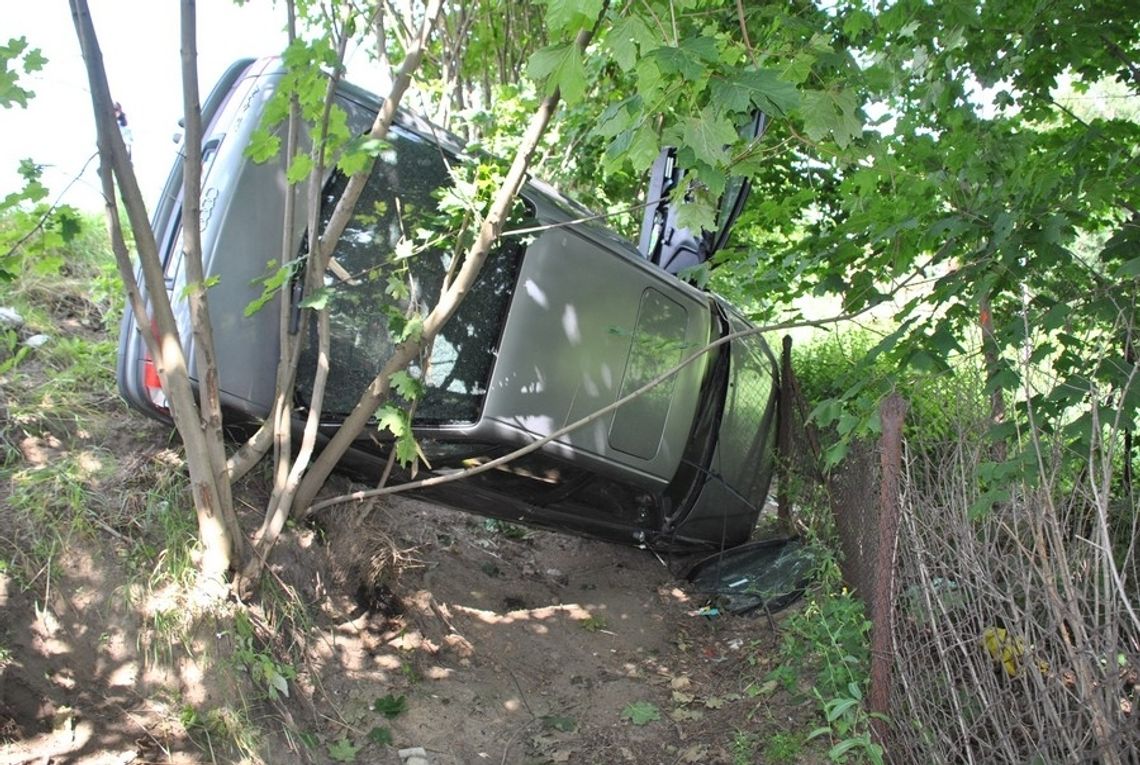 FOTO: Kierowca na podwójnym gazie. Spowodował kolizję z dwoma autami i wjechał w płot FOTO: Kierowca na podwójnym gazie. Spowodował kolizję z dwoma autami i wjechał w płot