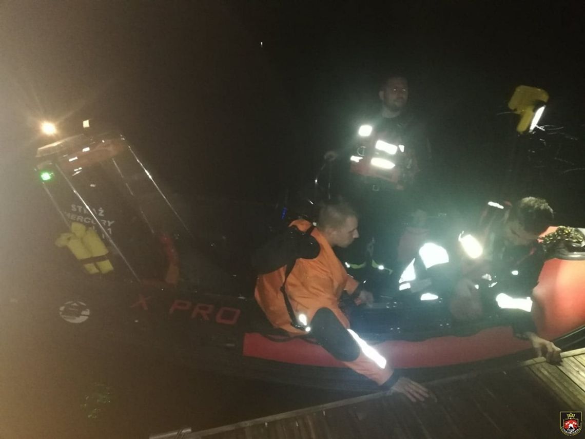 FOTO: Kolejna doba poszukiwań na jeziorze w Siwiałce! Na miejscu pracują policjanci i strażacy z łodziami