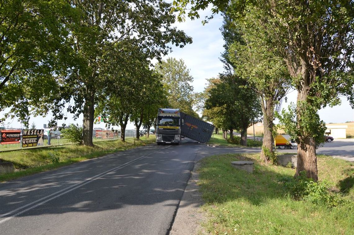 FOTO:  Kontener spadł na jezdnię - trasa na Gdańsk zablokowana