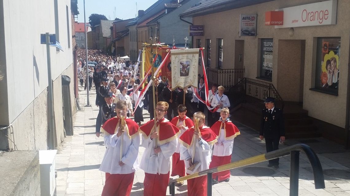 FOTO: Ksiądz Biskup Diecezjalny na czele procesji Bożego Ciała w Skarszewach FOTO: Ksiądz Biskup Diecezjalny na czele procesji Bożego Ciała w Skarszewach