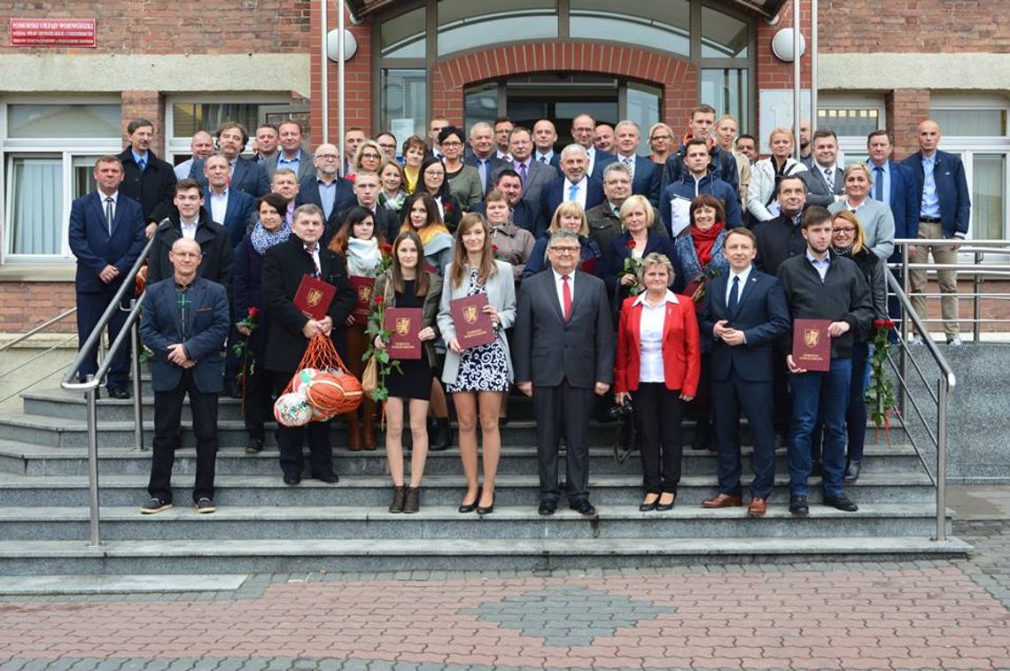 FOTO: Nagrodzono najlepszych maturzystów i najbardziej usportowione szkoły w powiecie