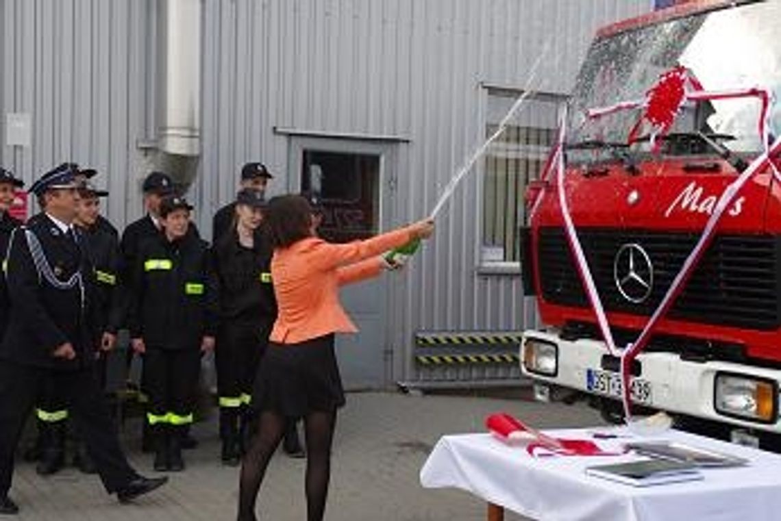 FOTO: Nowy wóz bojowy dla ochotników. Rycerze Floriana z nowym samochodem ratowniczo – gaśniczym FOTO: Nowy wóz bojowy dla ochotników. Rycerze Floriana z nowym samochodem ratowniczo – gaśniczym