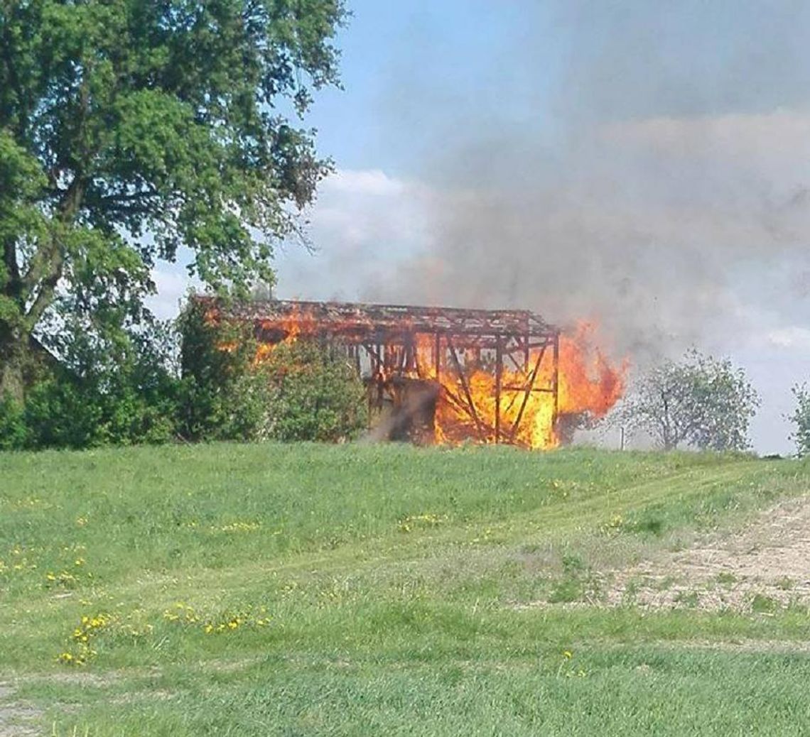 FOTO: Ogromny pożar w Wielkim Bukowcu. W ogniu stanął budynek gospodarczy