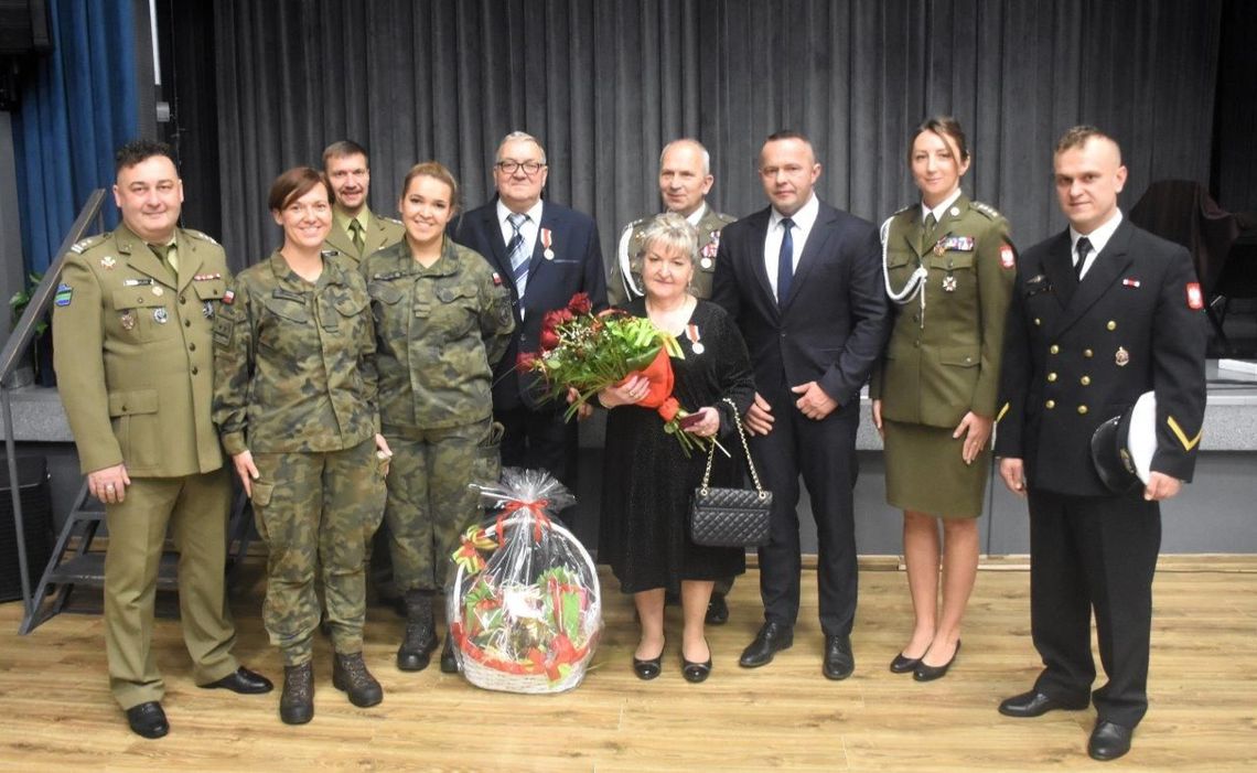 [FOTO] Państwo Zofia i Józef z Pinczyna odznaczeni Złotymi Medalami za zasługi dla obronności kraju