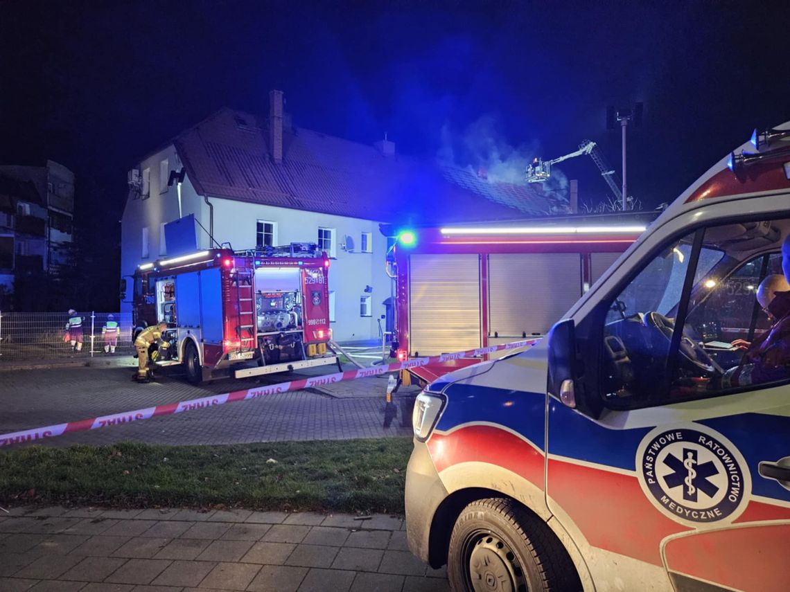[FOTO] PILNE: Pożar budynku wielorodzinnego przy ulicy Jagiełły. Na miejscu liczne siły i środku straży pożarnej