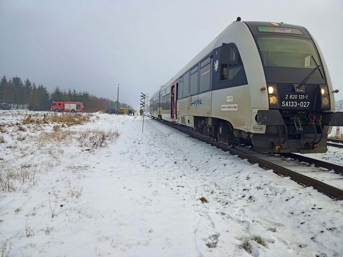 [FOTO] PILNE: Samochód osobowy wjechał pod pociąg w Zblewie. Ruch kolejowy na trasie Tczew - Chojnice całkowicie wstrzymany