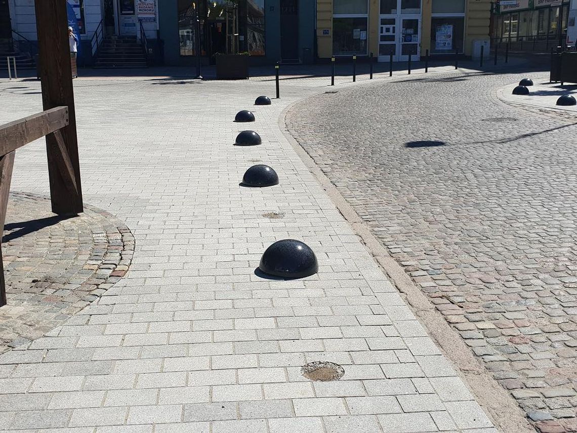 FOTO: Półkule zamiast słupków. Na ich zakup miasto wydało 135.000 zł  
