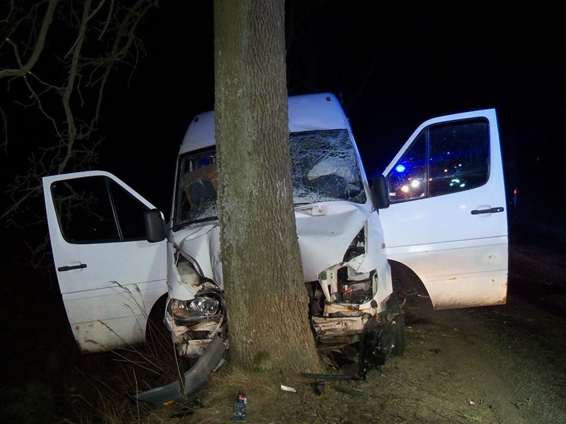 FOTO: Poważny wypadek! Działania straży trwały przeszło trzy godziny FOTO: Poważny wypadek! Działania straży trwały przeszło trzy godziny