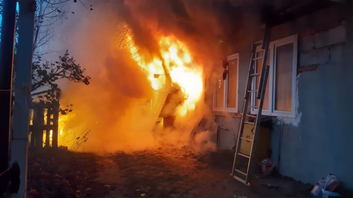 [FOTO] Pożar budynku mieszkalnego. Z ogniem walczy 7 zastępów straży pożarnej 