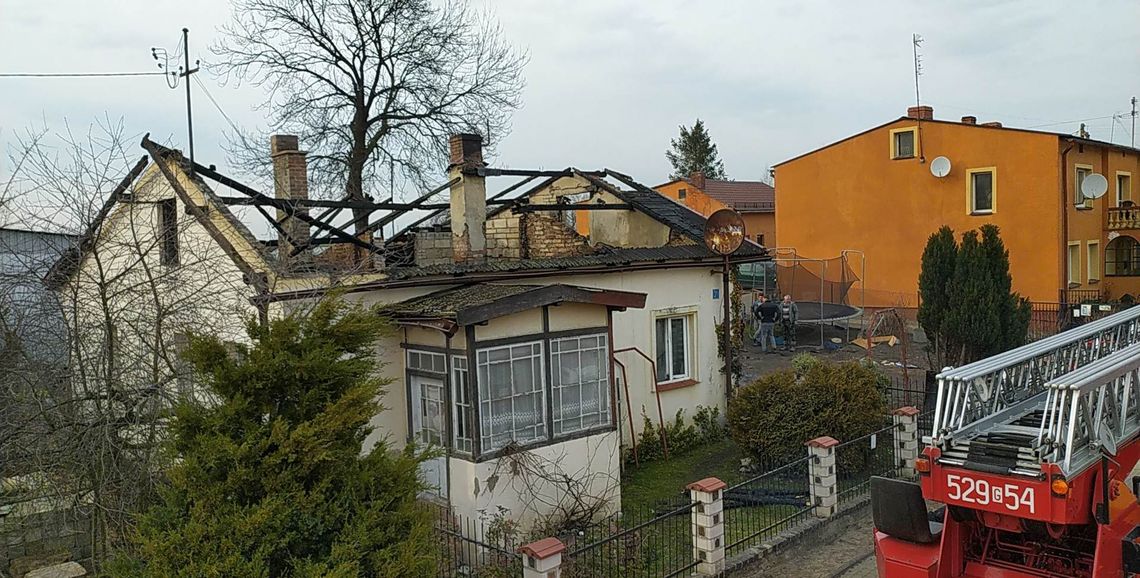 [FOTO] Pożar domu w Kościelnej Jani. Strażacy uratowali kota i ewakuowali mienie