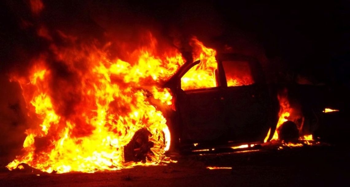 FOTO: Pożar przy ulicy Legionów. Spłonął pojazd i część elewacji