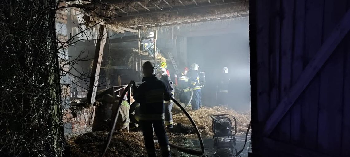 [FOTO] Pożar stodoły w Zblewie. Ogień pojawił się w środku nocy.