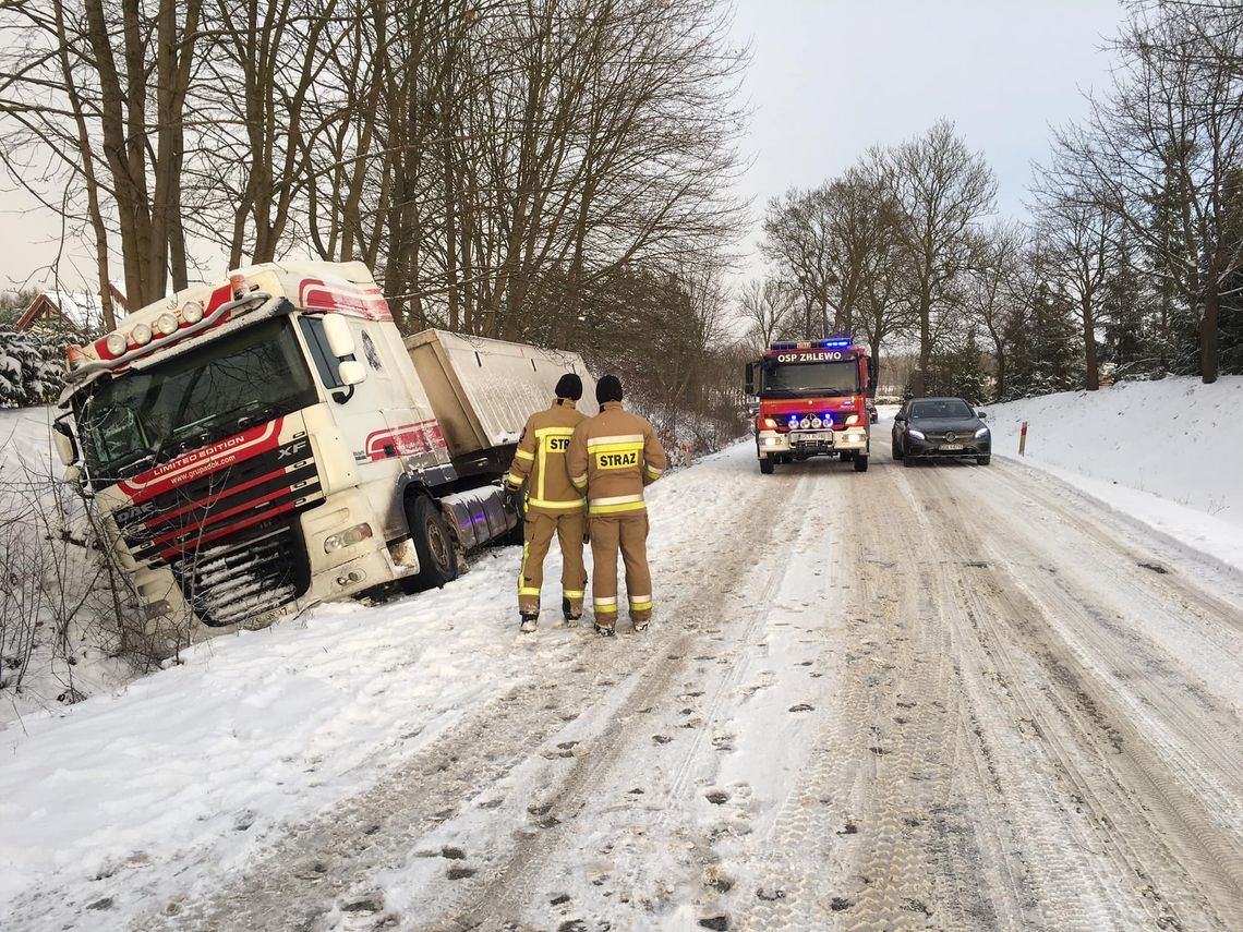 FOTO: Śnieg daje się we znaki kierowcom. Ciężarówka wjechała do rowu. Na pomoc ruszyli strażacy