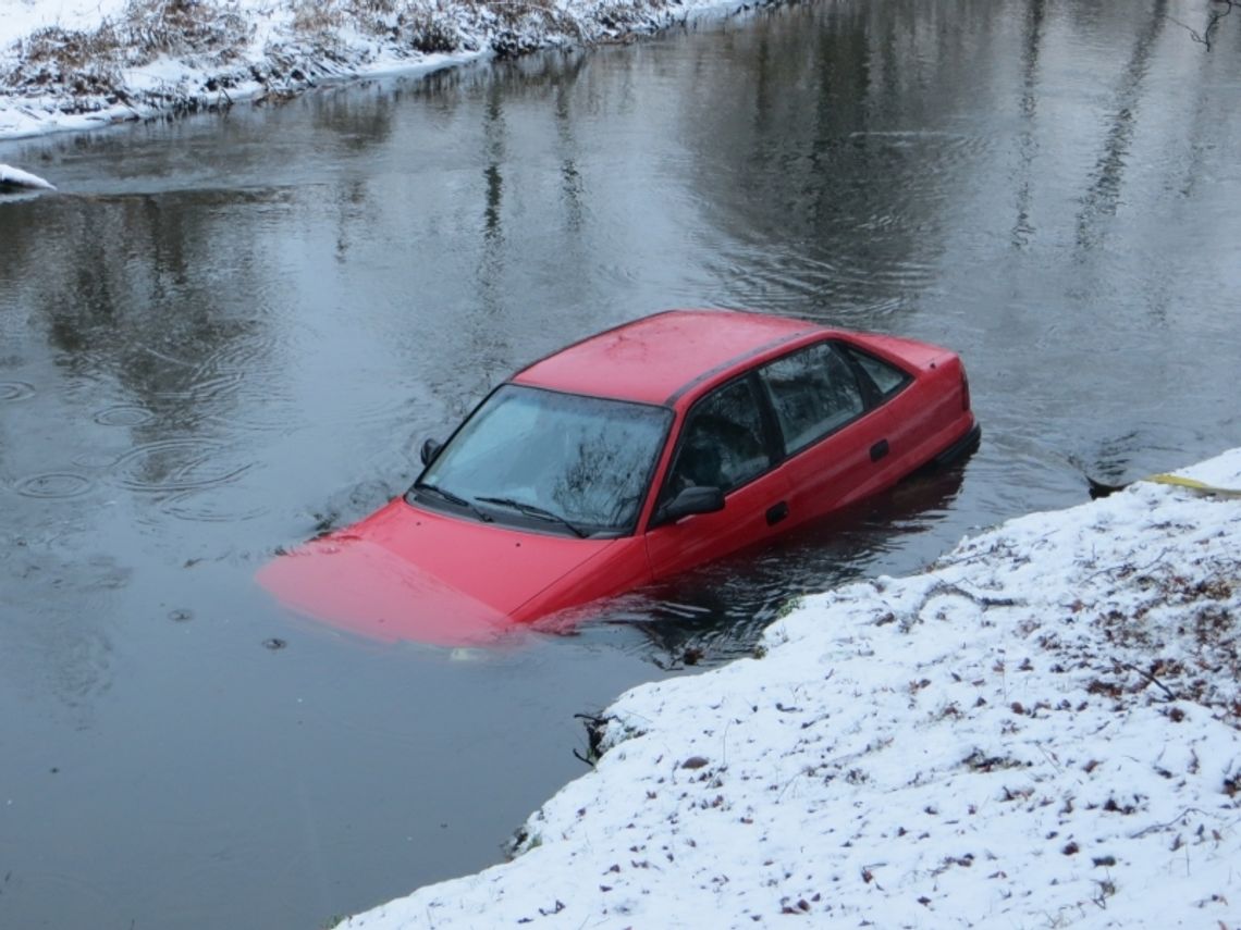 FOTO: Strażacy wyciągali samochód z rzeki! FOTO: Strażacy wyciągali samochód z rzeki!
