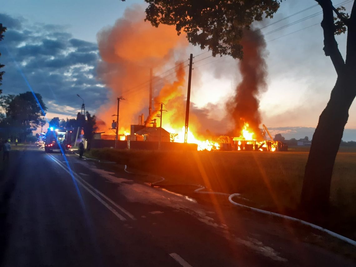 [FOTO] Strażacy ze Starogardu gasili w nocy ogromny pożar stolarni w gminie Czersk. Zakład produkował trumny