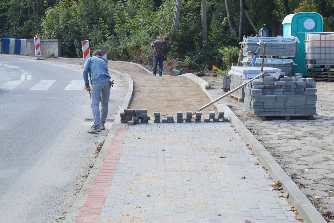 [FOTO] Trwa budowa chodnika z kostki betonowej przy ulicy Młyńskiej w Skarszewach