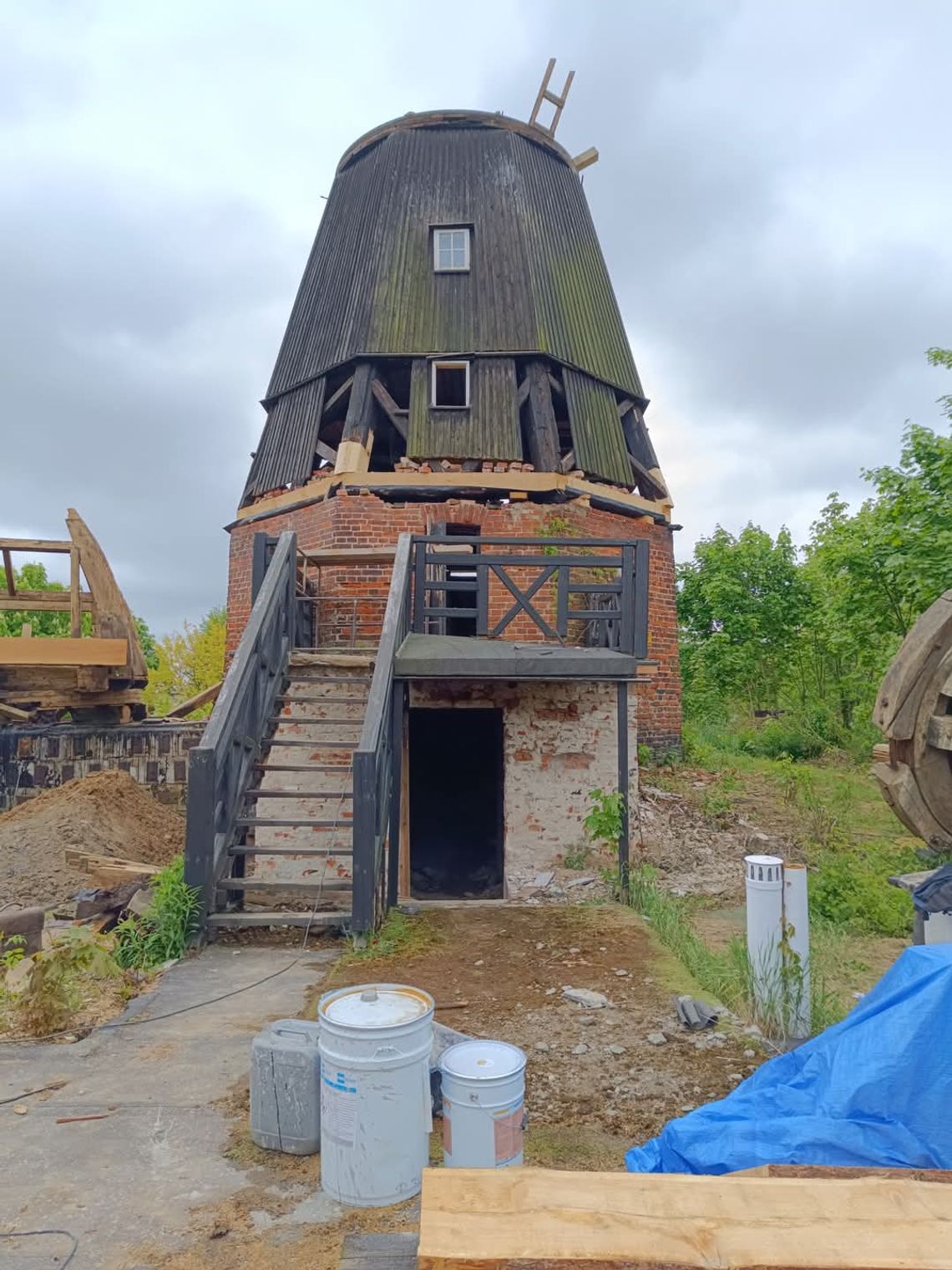 [FOTO] Trwają prace przy renowacji unikatowego zabytku. Wiatrak w Tczewie odzyska dawny blask