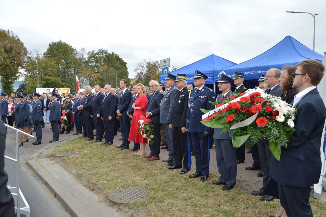 [FOTO] Umierali za to, że byli Polakami. Odsłonięto tablicę na murze więzienia