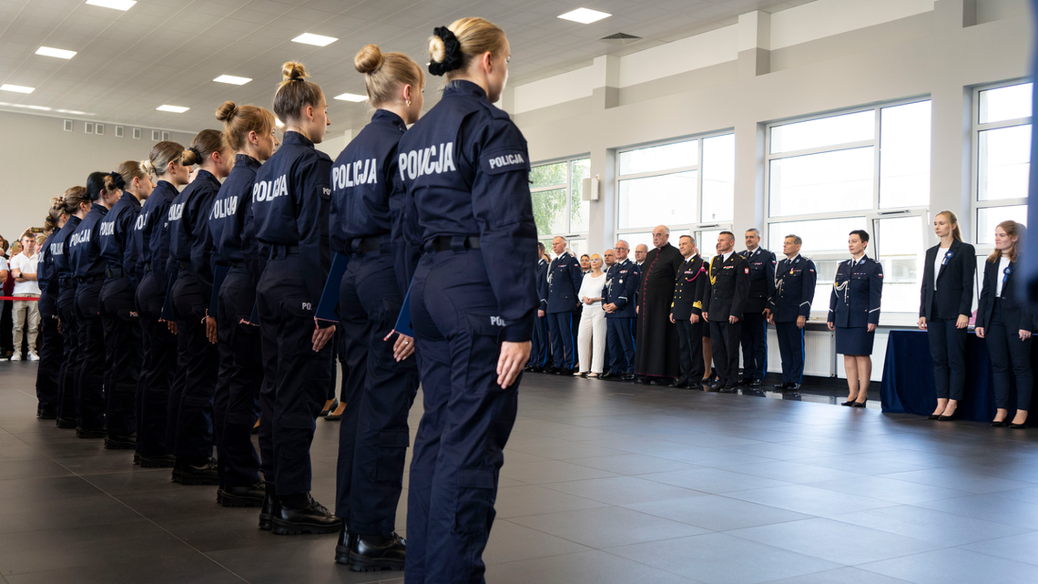 [FOTO, WIDEO] Ślubowanie nowo przyjętych policjantów