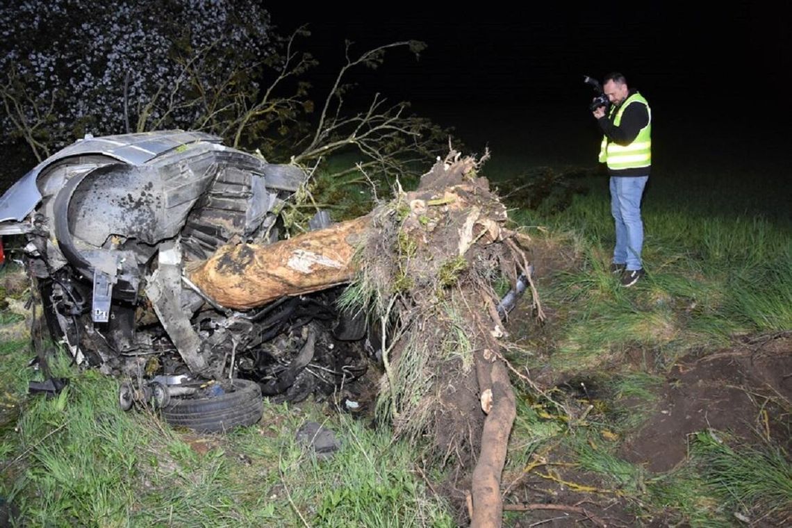 [FOTO, WIDEO] Tragiczny wypadek w Bobowie. Nie żyje młody mężczyzna. BMW wyrwało drzewo z korzeniami