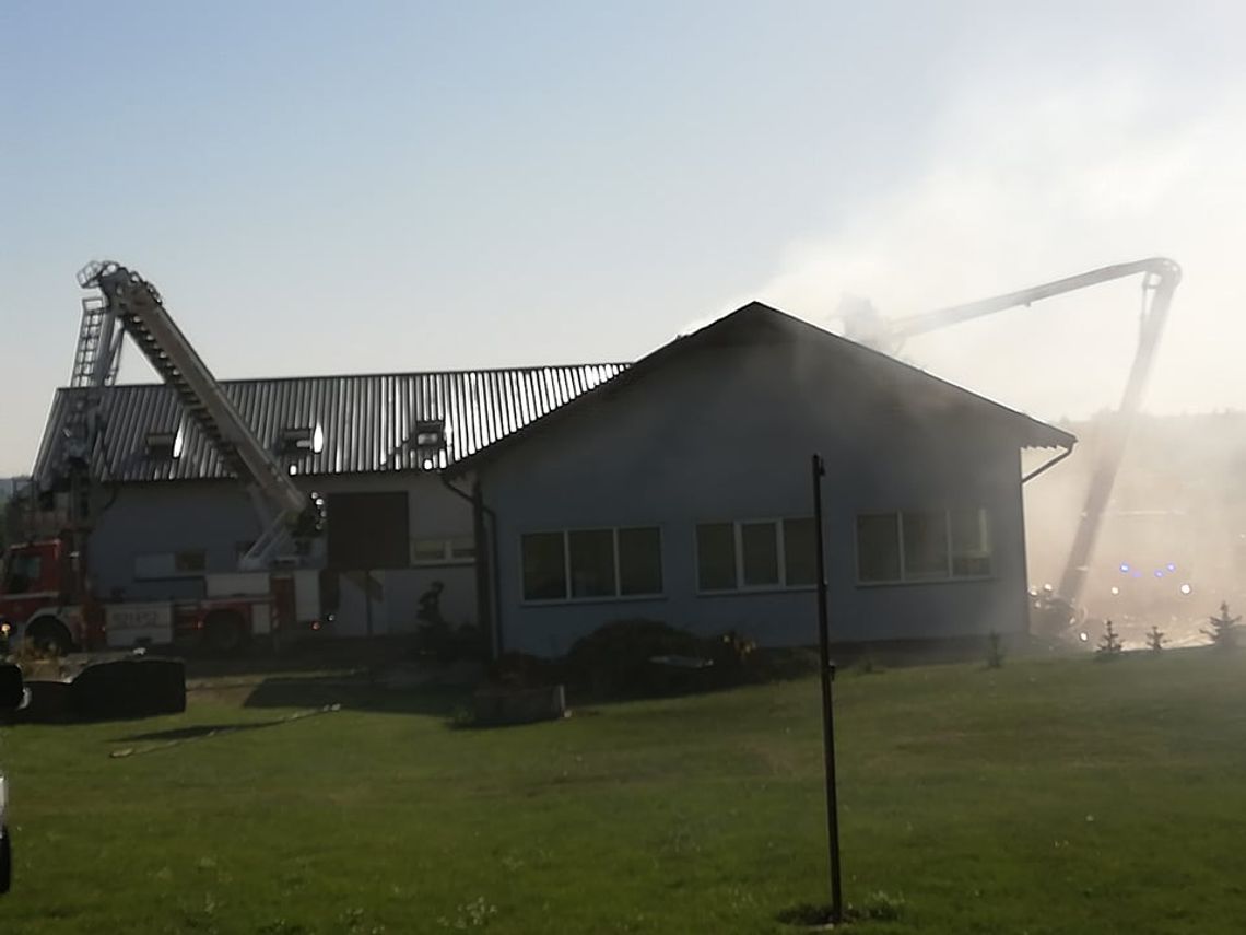 FOTO: Wielki pożar w Kręgu. Spłonął budynek, w którym składowane były lampy 