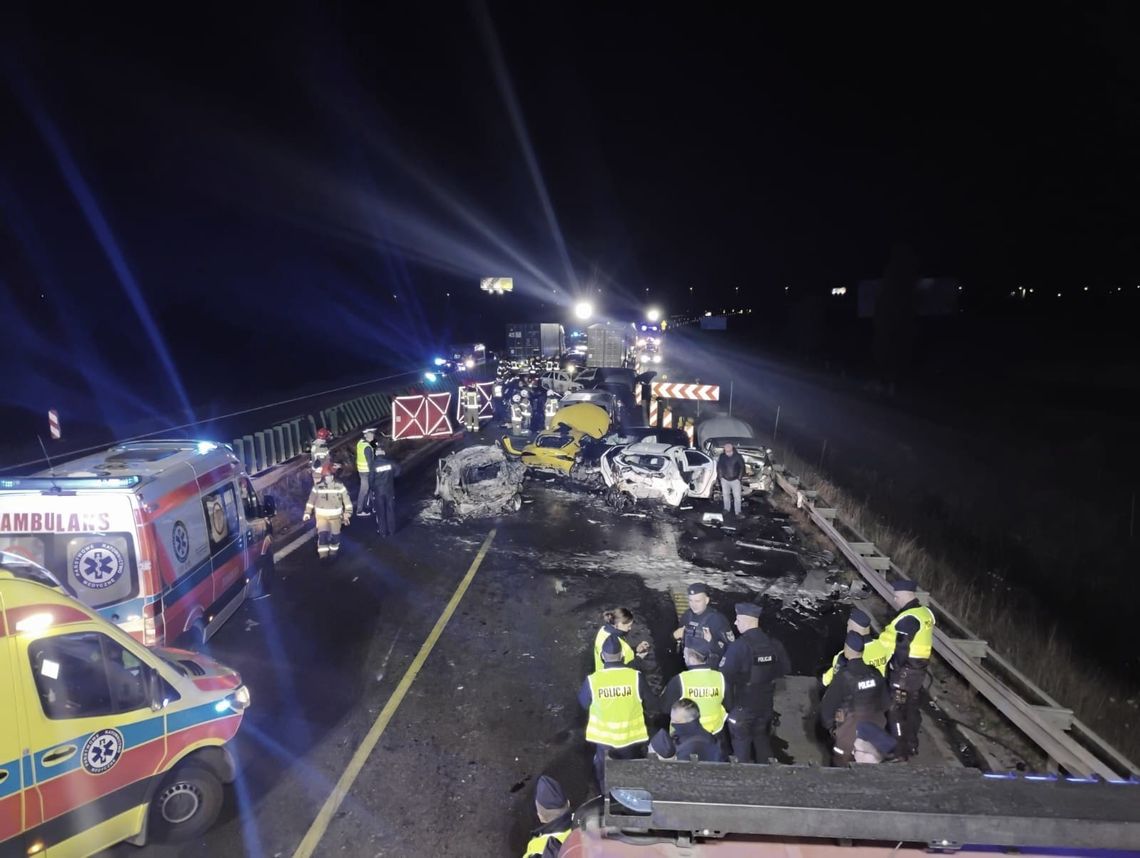 [FOTO] Wracamy do karambolu na S7. 4 osoby zginęły, 15 jest rannych. Policjanci zatrzymali 37-letniego kierowcę ciężarówki