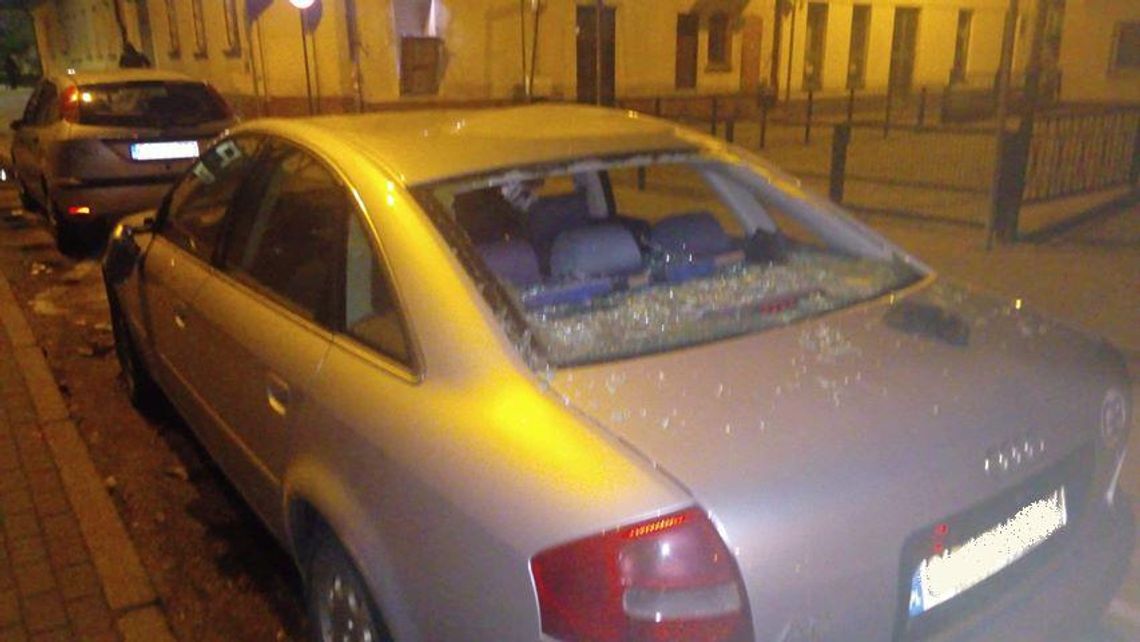 FOTO: Wybite szyby, wgniecione maski i połamane lusterka Kto zniszczył zaparkowane samochody?