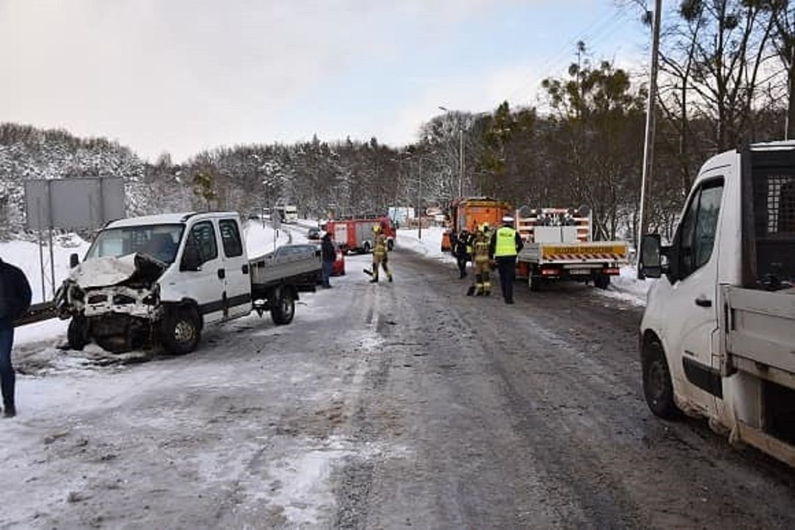 [FOTO] Wypadek z udziałem trzech osobówek, busa i pługa śnieżnego. Jedna osoba trafiła do szpitala