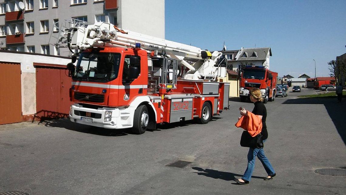 FOTO: Zadymienie na klatce schodowej. Akcja strażaków FOTO: Zadymienie na klatce schodowej. Akcja strażaków