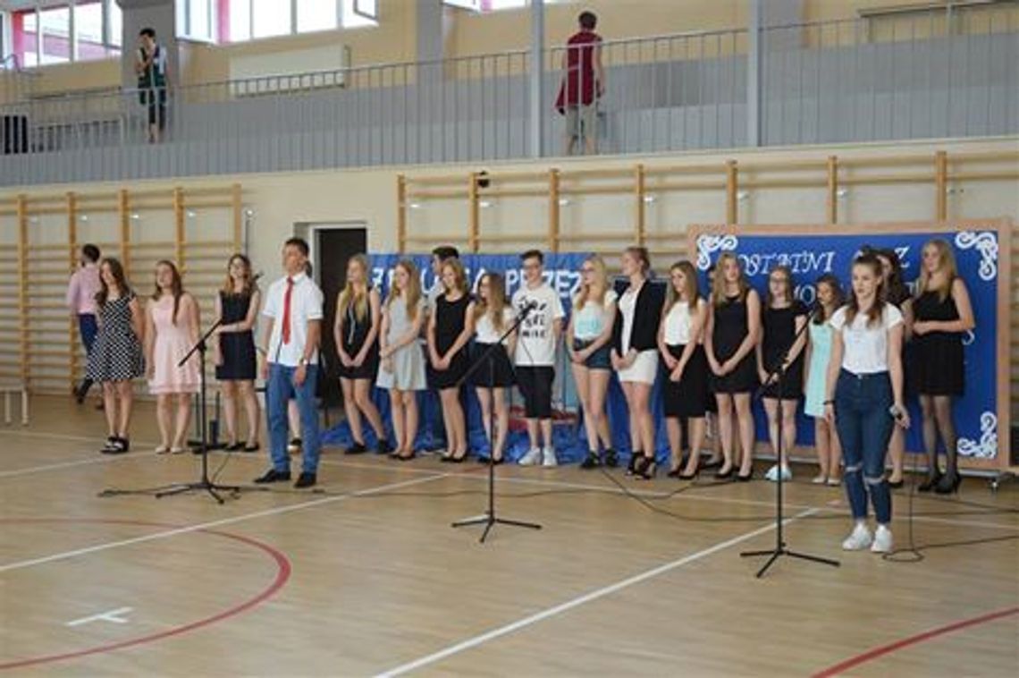 FOTO: Zakończenie roku szkolnego. Dziś uczniowie odbiorą świadectwa FOTO: Zakończenie roku szkolnego. Dziś uczniowie odbiorą świadectwa