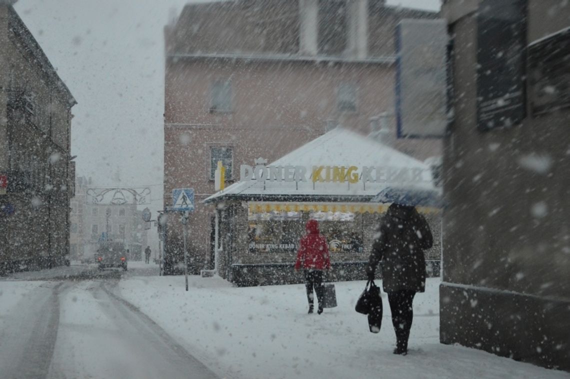 FOTO: Zima na drogach. Sprawdź, gdzie zadzwonić by zgłosić potrzebę interwencji! 