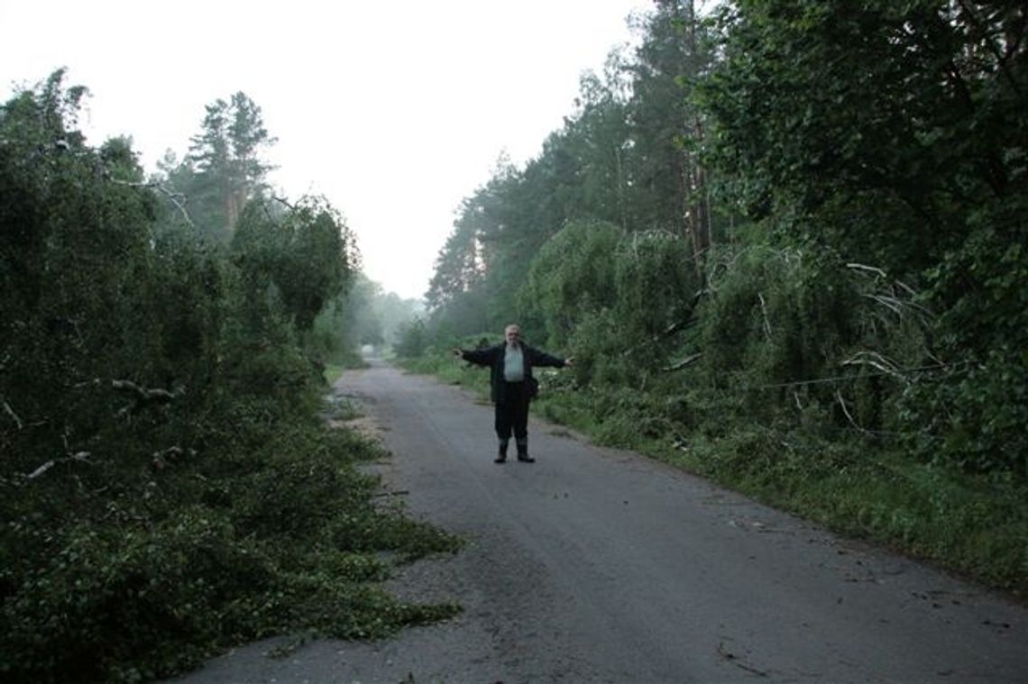 Fruwały dachy, płoty i drzewa - wsie bez wody i prądu 