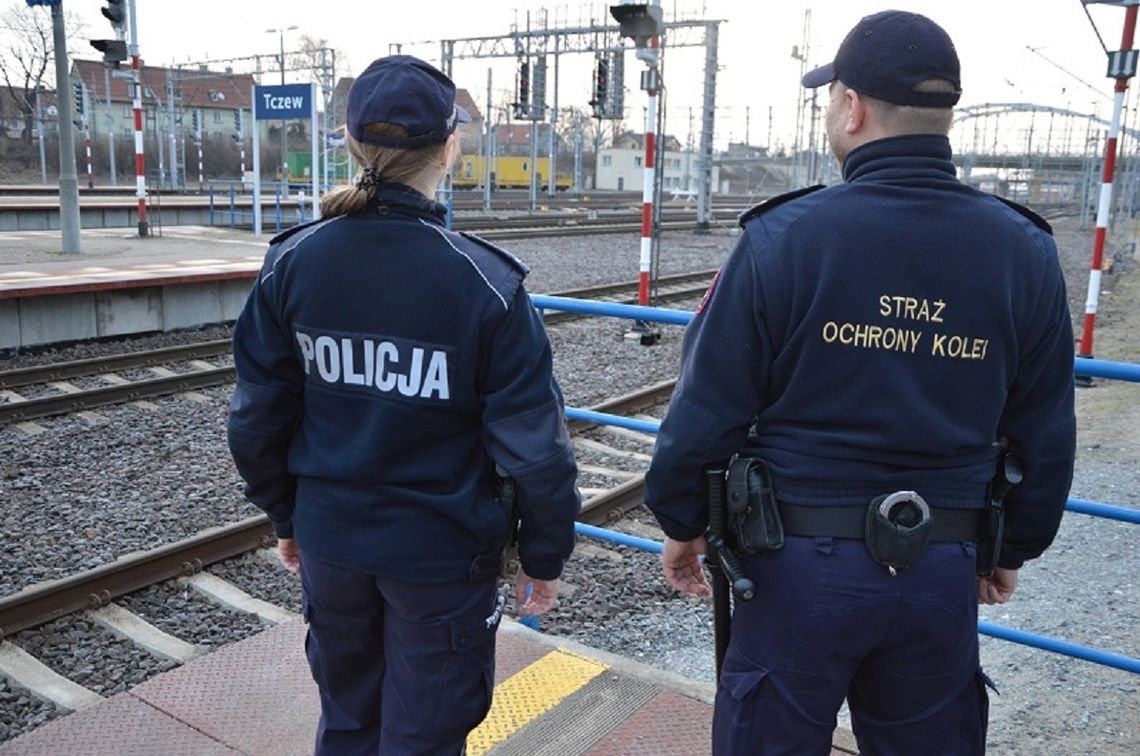 Funkcjonariusze uratowali życie młodemu człowiekowi. 20-latek chciał rzucić się pod pociąg