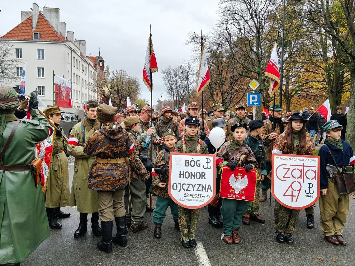 Gdańsk Świętował Niepodległość: Radość, Wspólnota i Wielka Parada na Ulicach Miasta