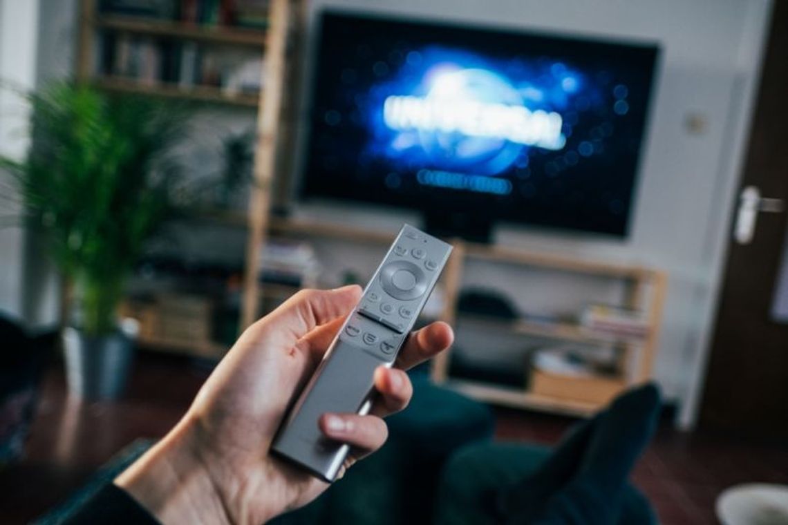 Gdzie najszybciej sprawdzić program TV? Zaplanuj weekend pełen hitów i sportowych emocji