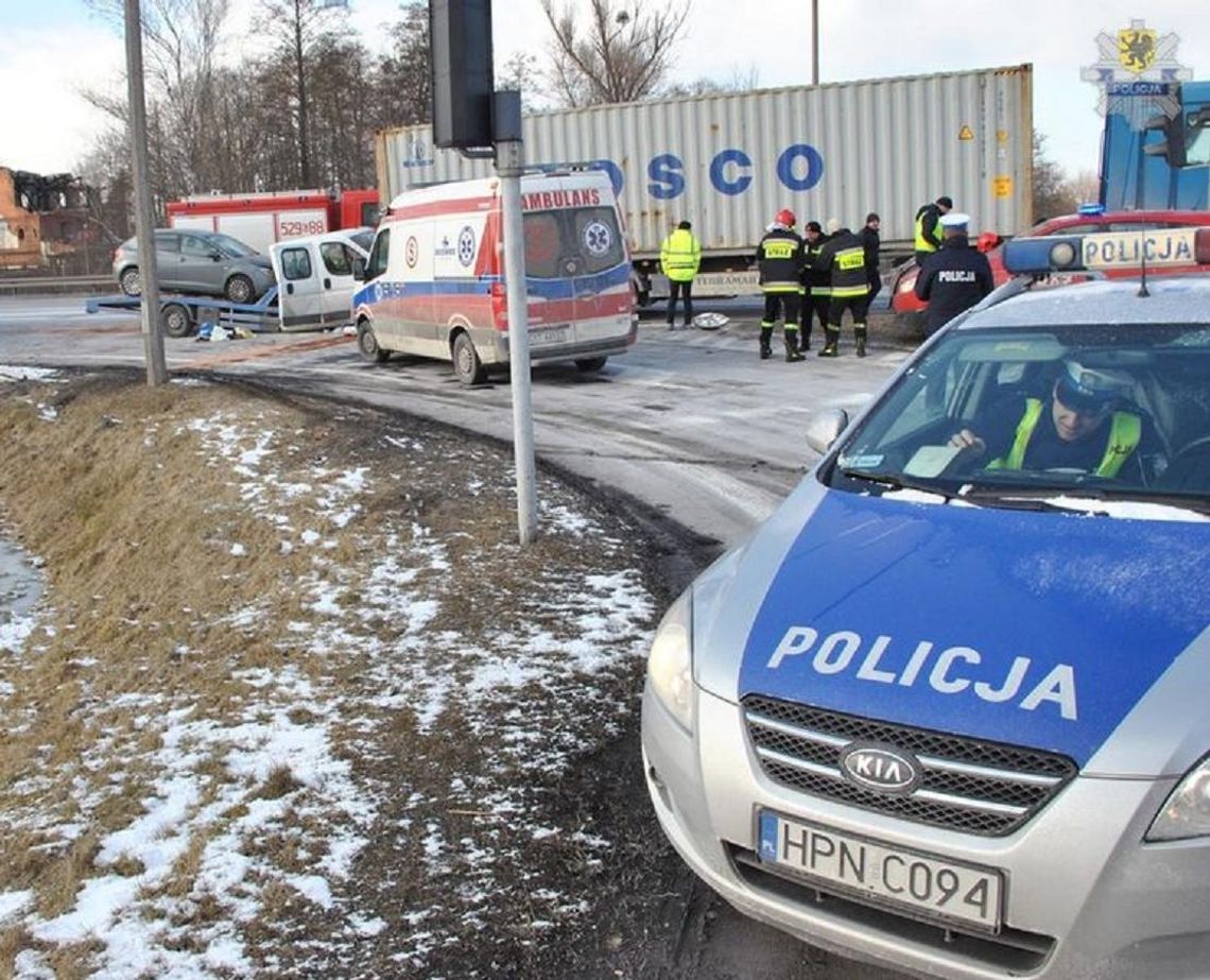 Groźny wypadek na drodze krajowej 22. Laweta wbiła się w naczepę ciężarówki 