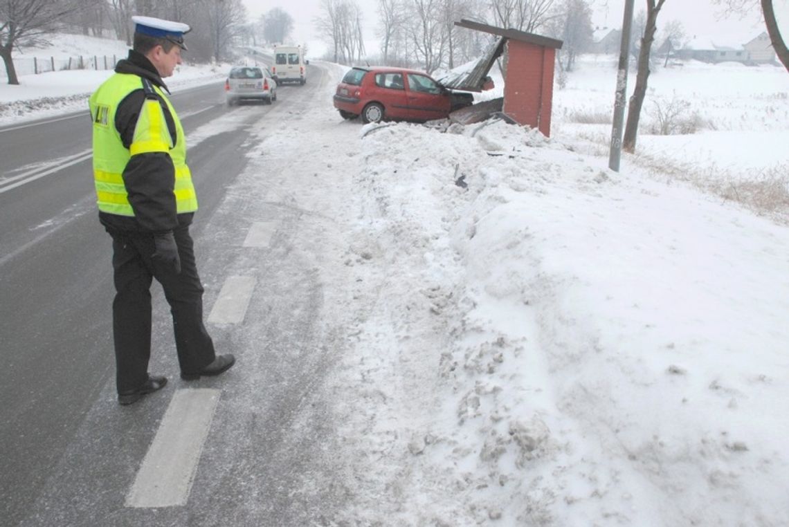 Groźny wypadek na K-22. Sześć osób rannych na przystanku autobusowym