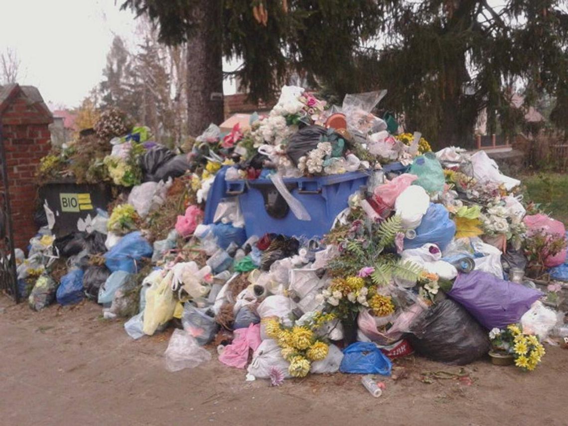 Hałda śmieci zalega na cmentarzu. Mieszkańcy są oburzeni