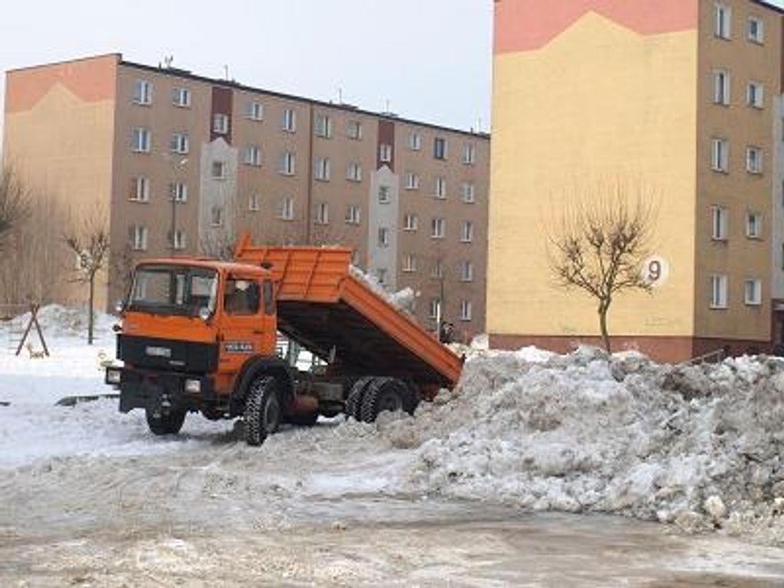 Hałdy śniegu zamiast gry w piłkę