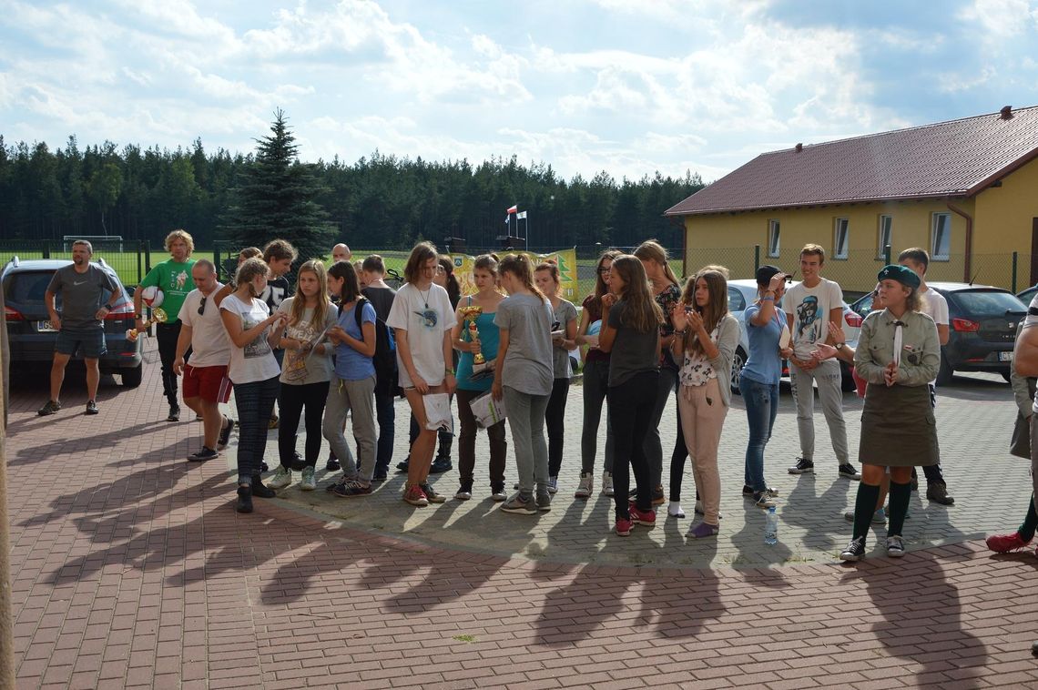 Harcowali po lesie. Połączyli przyjemne z pożytecznym poznając malownicze okolice Harcowali po lesie. Połączyli przyjemne z pożytecznym poznając malownicze okolice